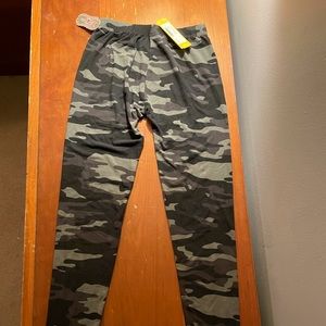 Super soft Suzette Collection camo leggings